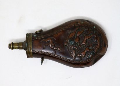 null Poire à poudre en bronze ciselé à décor de chasse au sanglier

XIXe siècle

H.:...