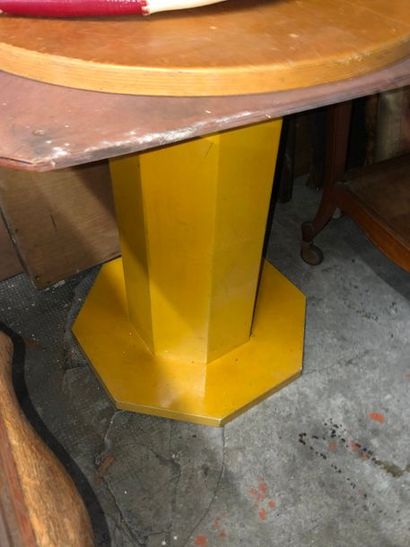null Table ronde en bois laqué jaune, pietement central octogonal, plateau à décor...