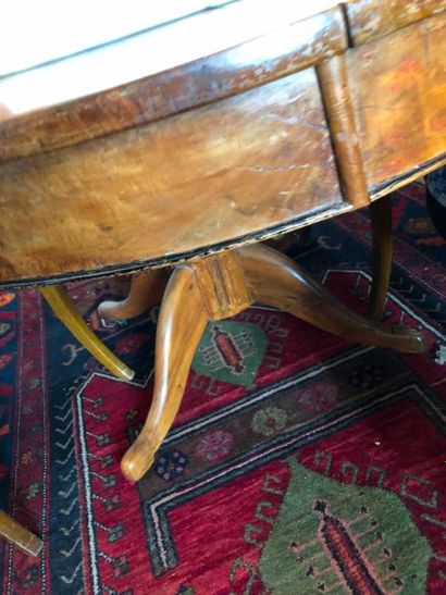 null Table ovale en bois naturel, pied central tripode (à allonges)

et quatre chaises...