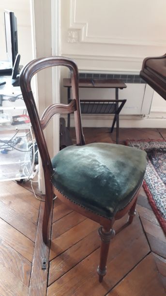 null Chaise en bois naturel, dossier ceintré, garni de velours vert

XIXe siècle