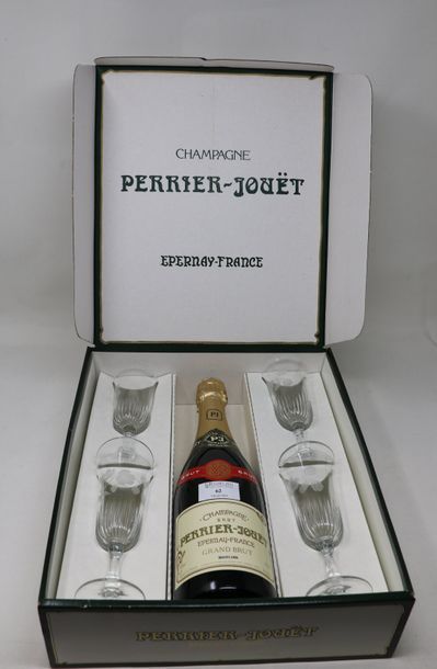 null Coffret Perrier-Jouet comprenant 1 bouteille de Champagne Grand Brut et quatre...
