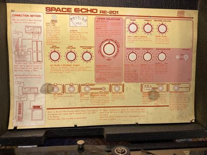 null MATERIEL D'EFFETS - ROLAND 

MODELE - Space Echo RE-201 

(En état de fonctionnement,...