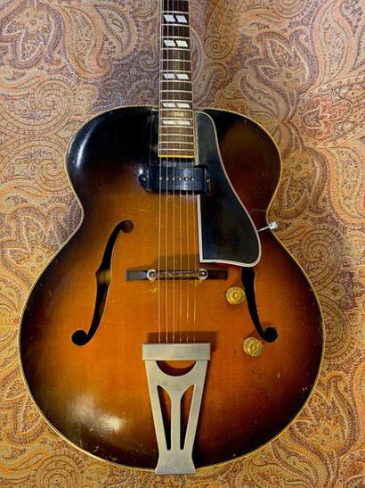 null GUITAR ARCHTOP - Gibson.

MODEL - Super 300, circa 1952

SERIAL NUMBER - 7270....