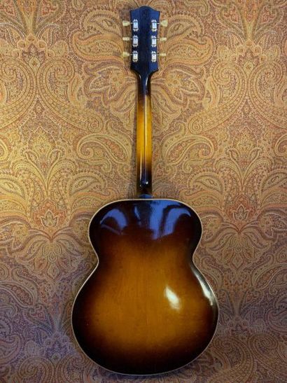 null GUITAR ARCHTOP - Gibson.

MODEL - Super 300, circa 1952

SERIAL NUMBER - 7270....