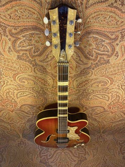 null GUITARE ARCHTOP - ELECTRIC HÖFNER

MODELE - 4570 E2, circa 1965

Mécaniques...