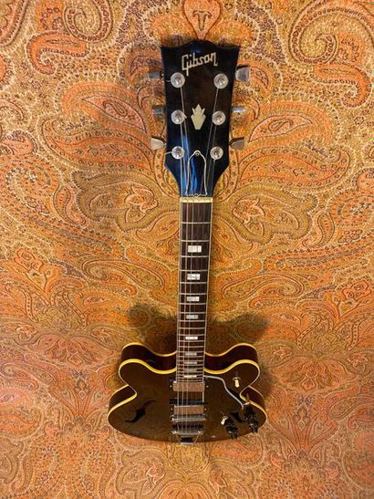 null GUITAR SEMI-HOLLOW - Gibson. 

MODEL - ES 335, 1980. 

SERIAL NUMBER - 82200017....