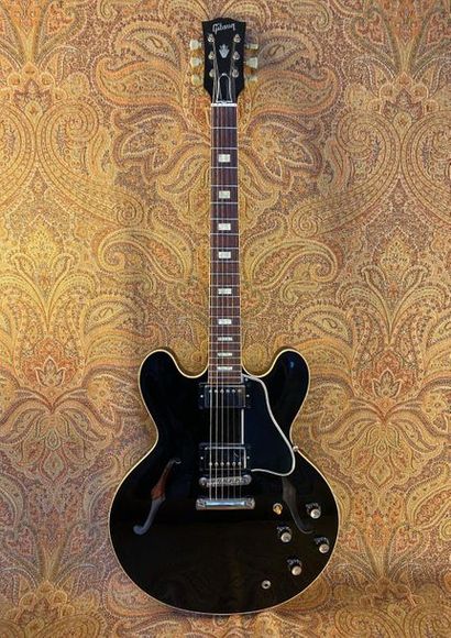 null GUITAR SEMI-HOLLOW - Gibson. 

MODEL - ES-335 custom shop 63 (reissue), 2011....