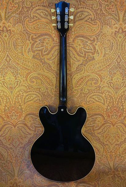 null GUITAR SEMI-HOLLOW - Gibson. 

MODEL - ES-335 custom shop 63 (reissue), 2011....