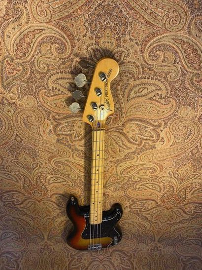null GUITAR BASS SOLID-BODY - Fender. 

MODEL - Précision, 1976. 

SERIAL NUMBER...