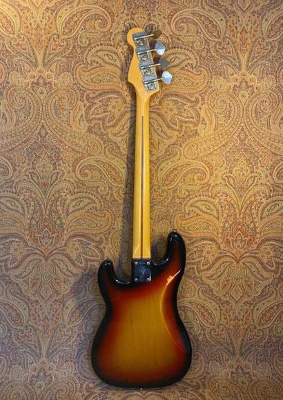 null GUITAR BASS SOLID-BODY - Fender. 

MODEL - Précision, 1976. 

SERIAL NUMBER...