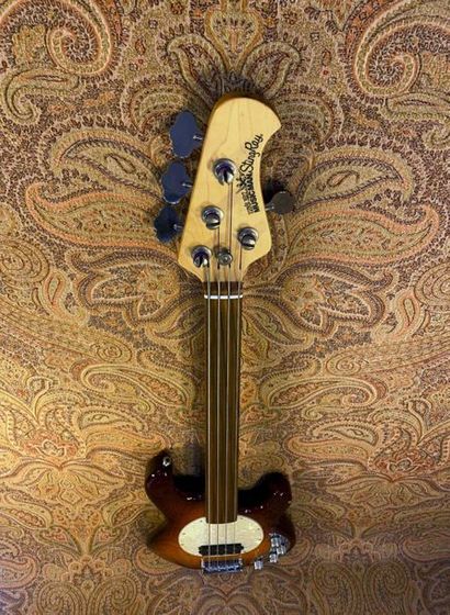null GUITARE BASSE SOLID-BODY - FRETLESS MUSIC MAN

MODELE - Sting Ray, 2001, n°...
