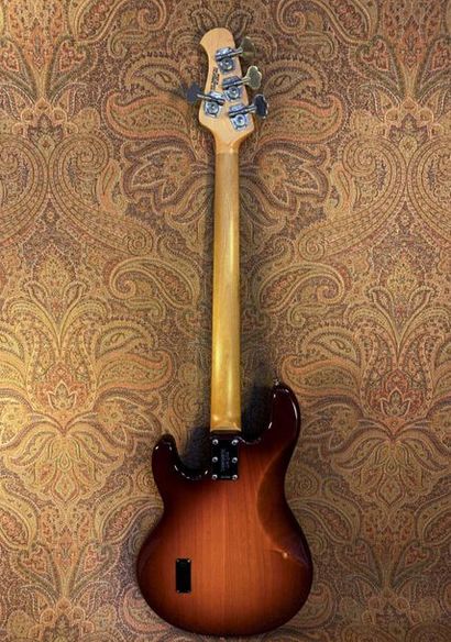 null GUITARE BASSE SOLID-BODY - FRETLESS MUSIC MAN

MODELE - Sting Ray, 2001, n°...