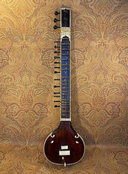null SITAR 

Indian sitar made by the workshop Sher Mohammad & Sons, year 50 / 60's...