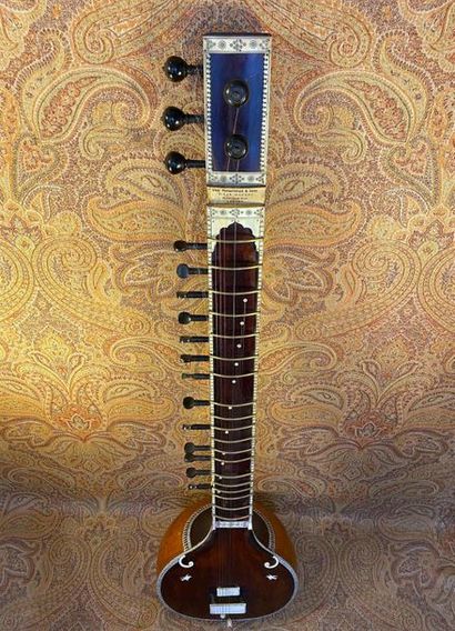 null SITAR 

Indian sitar made by the workshop Sher Mohammad & Sons, year 50 / 60's...