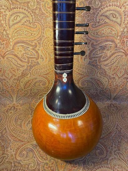 null SITAR 

Indian sitar made by the workshop Sher Mohammad & Sons, year 50 / 60's...