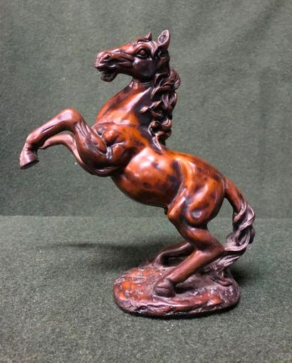 null Ecole moderne

"Cheval cabré"

Sculpture en résine patine bronze

H. : 26 c...