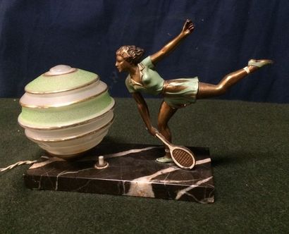 null Lampe veilleuse en marbre, métal laqué et verre "Joueuse de tennis"

Vers 1950

18...