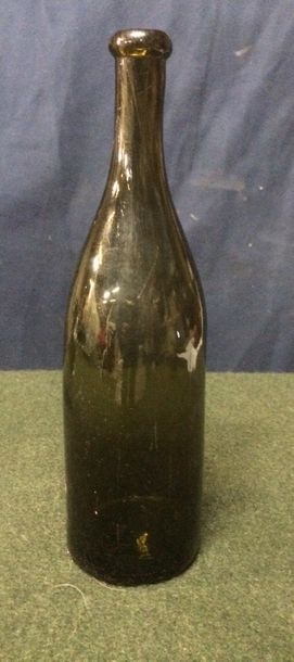 null Bouteille en verre soufflé 

Début XIXe siècle

H. : 31 cm