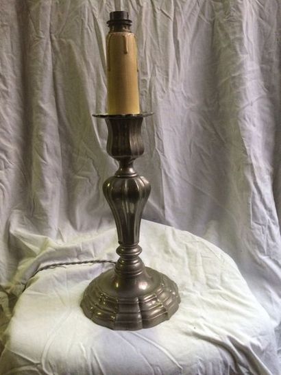 null Pied de lampe "bougeoir" en bronze nickelé

Style Régence, vers 1930/35

H....