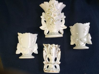 null Lot de quatre petits vases de mariage en porcelaine blanche , relevée d’or

Vers...