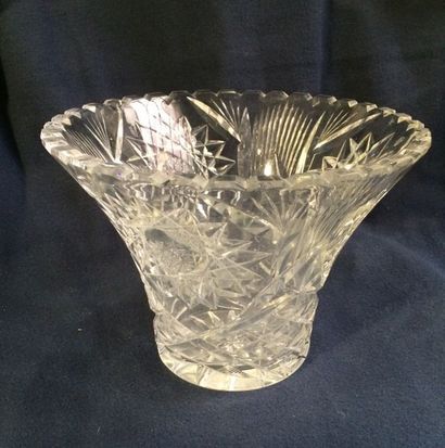 null Vase en cristal taillé

Vers 1940

H. : 15 cm; Diam. : 21 cm (petites égrén...