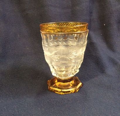 null Petit vase en cristal de Bohème relevé d’or

Vers 1940

H. : 12 cm