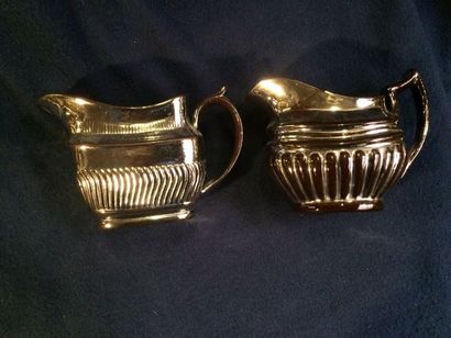null Deux pots en porcelaine de Jersey , argenté

Vers 1900

H. : 9 cm