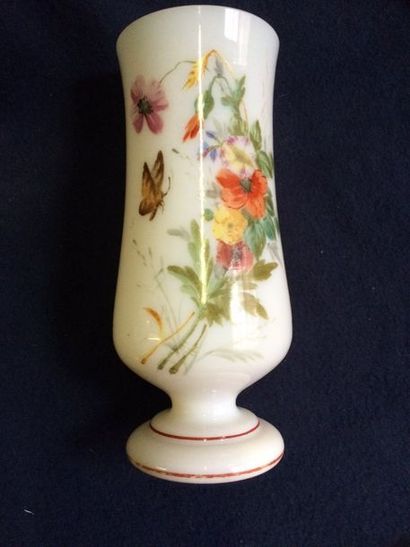 null Petit vase en verre opalin à décors de fleurs et papillon

Vers 1920

H. : 15...