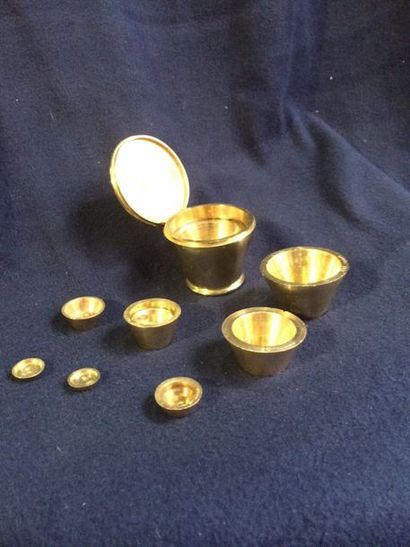 null Mesure à poudre d’or de 2 à 500 grammes en bronze poli (complet)

Vers 1950/60

H....
