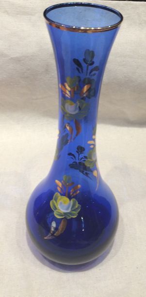 null Vase en verre bleu à décors de fleurs

Vers 1950