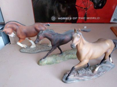 null Trois chevaux en porcelaine polychrome, édition Franklin Mint pour le musée...