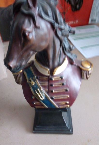 null Buste de cheval en vareuse militaire en résine peinte

Vers 1990/2000

H. :...