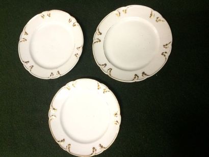 null Onze assiettes en porcelaine à décors or de feuilles stylisées