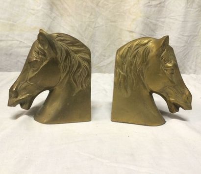 null Paire de serre-livres en bronze, à décor de têtes de chevaux

Travail moderne

H....