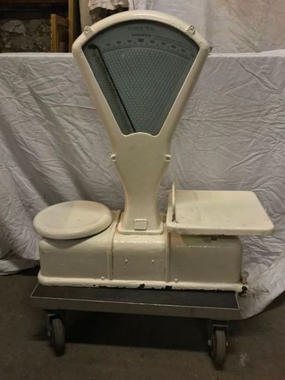 null Grocery scale / butcher's scale

Around 1950

72 x 67 x 30 cm (Good working...