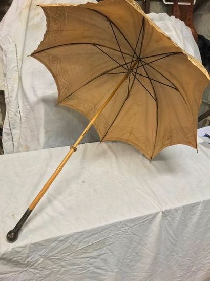 null Umbrella, horn handle and pavilion in embroidered fabric

Around 1900