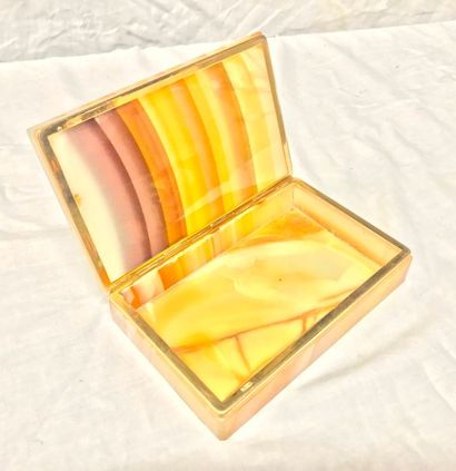 null Rainbow Onyx Cigarette Case

Around 1970

4 x 18 x 12 cm