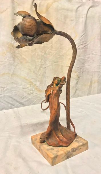 null Petite lampe "Femme fleur" en bronze

Vers 1900/1920

H. : 30 cm
