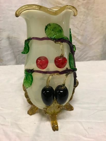 null Vase en verre de Murano, à décors de cerises en application

Travail italien...