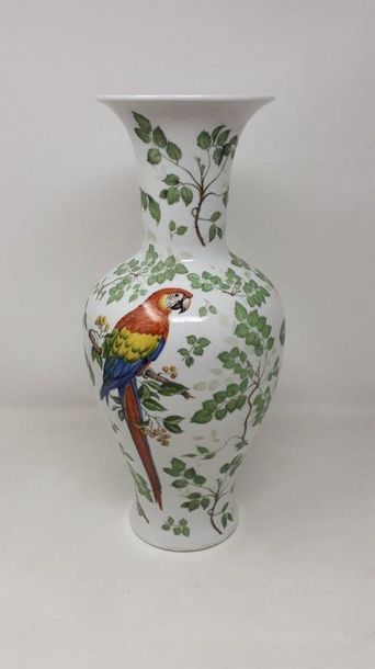null Vase balustre en porcelaine allemande à décor de perroquets branchés, moderne

H.:...