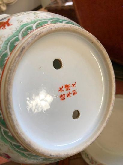 null Cache pot et son présentoir en porcelaine de la Chine, XXe s.