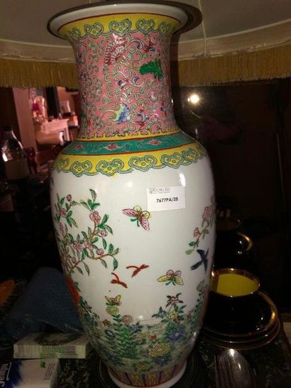 null Vase en porcelaine à décor polychrome d'émaux de la famille rose

Chine, Canton,...