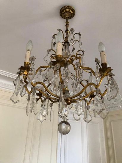null Gilt bronze chandelier with eight light arms, decorated with glass pendants

Style...