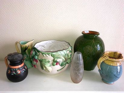 null Lot comprenant : trois pichets, un vase et un cache-pot en céramique 

On y...