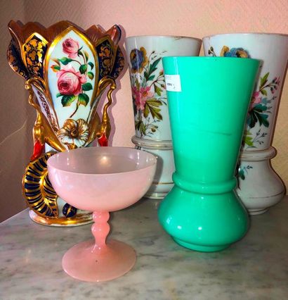 null Lot comprenant : une paire de vases en verre opalin blanc à décor polychrome...