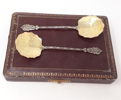 null In a box, two silver and silver-gilt shovels, after 1838

Weight: 43 g