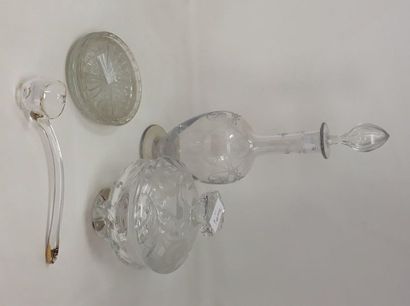 null Set of glassware, including an engraved carafe and a sucker