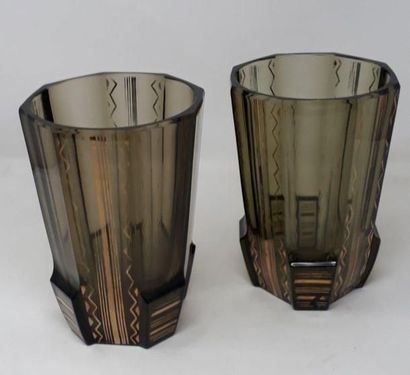 null Paire de vases en verre fumé à pans coupés, décor or (usure), 

Style Art Déco

H.:...