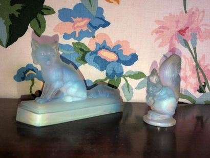 null Deux figurines en verre pressé moulé irisé, "Renard" et "Ecureuil"