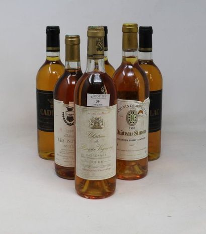 BORDEAUX Lot de six (6) bouteilles:

- Une (1) bouteille - Château Simon, 1987, Barsac

-...